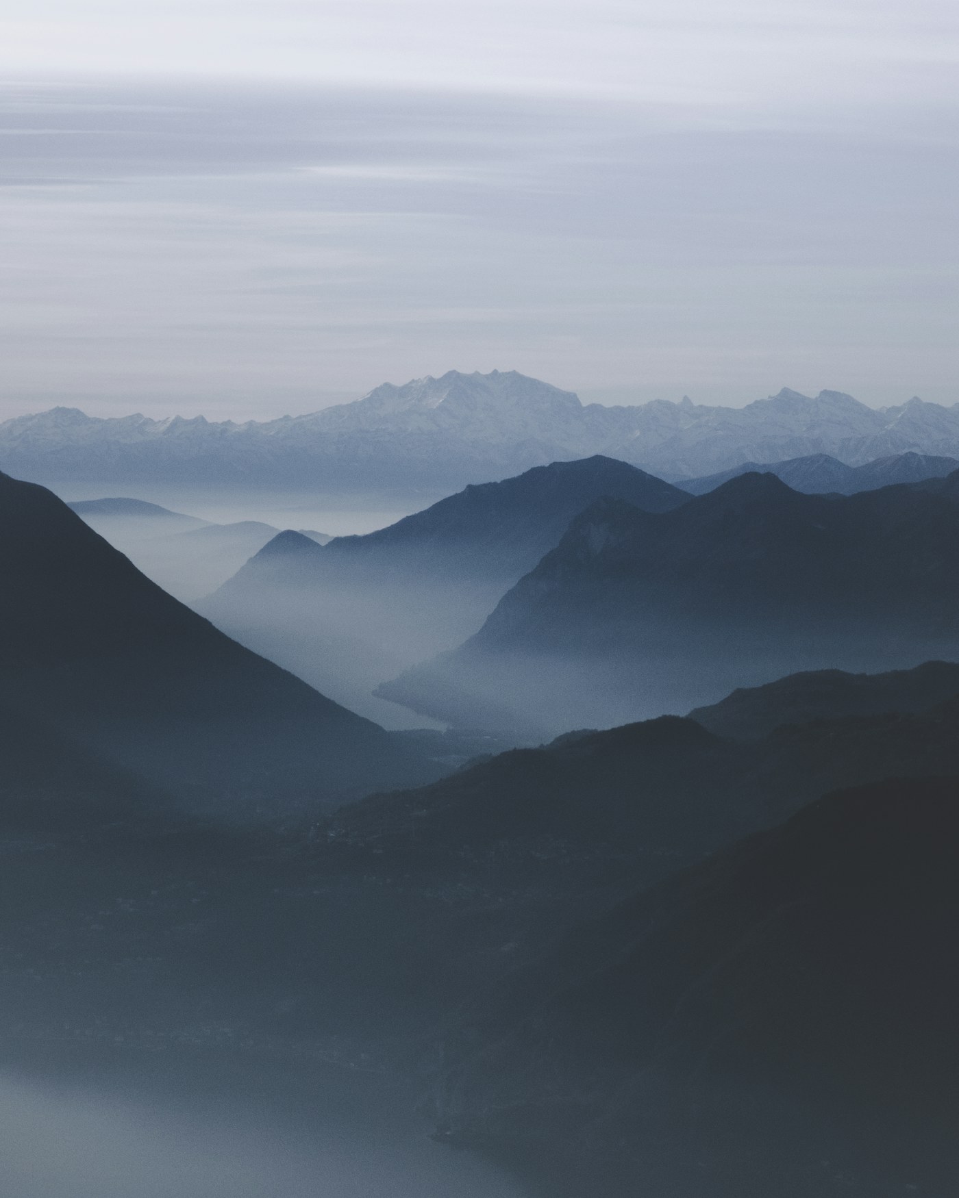 薄雾中的层叠山峦